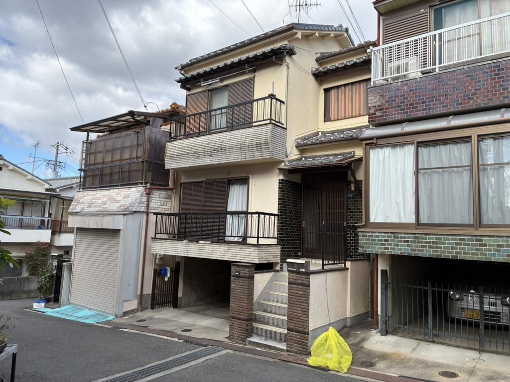 4DK House for Sale in Higashiosaka with Solar Panels - Thumbnail 2