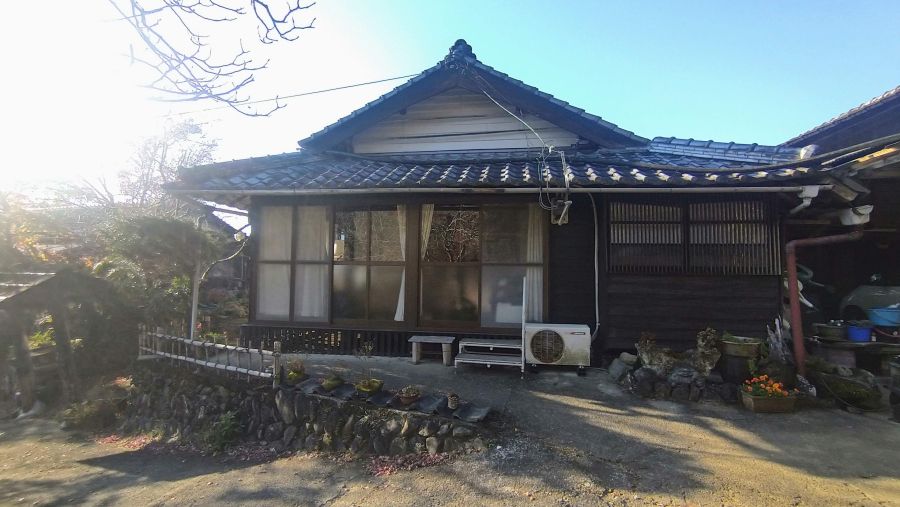 1949 Wooden House on 3350sqm Land with Irori in Miyazaki - Image 1