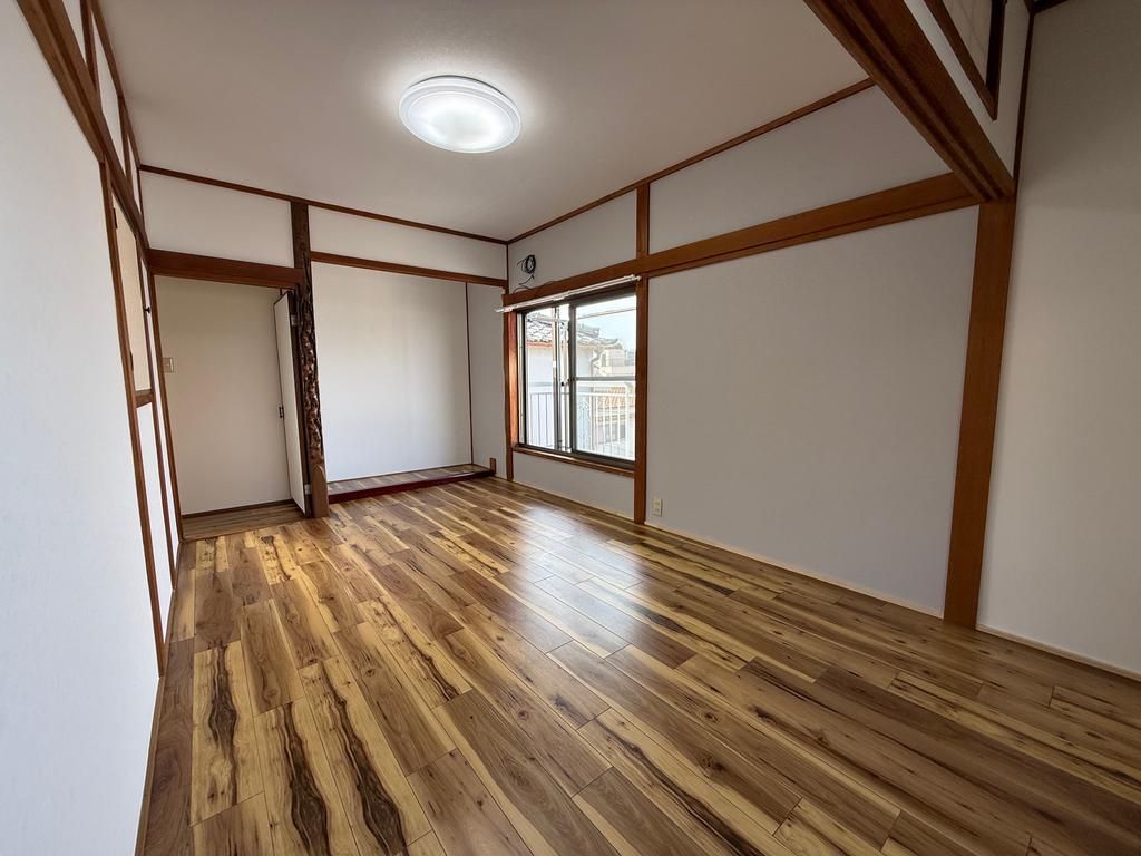 Renovated 4LDK Detached House for Sale in Hirakata, Osaka - Thumbnail 2