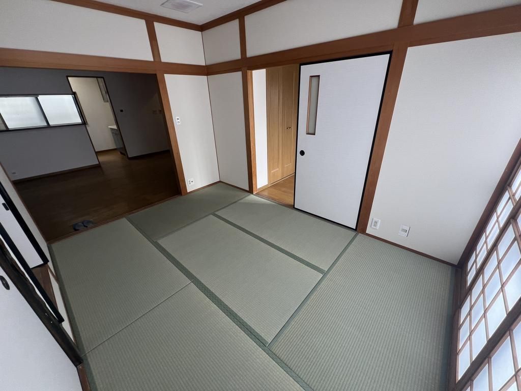 Renovated 3LDK House for Sale in Neyagawa City, Osaka - Thumbnail 4