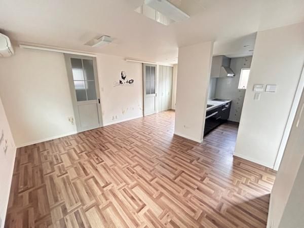 Modern 3LDK Detached House for Sale in Hirakata, Osaka - Thumbnail 2