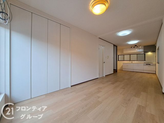 Renovated 4LDK Steel House for Sale in Higashiosaka, Osaka - Thumbnail 3