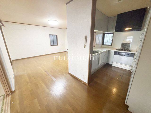 3SLDK Wooden House for Sale in Matsubara, Osaka - 12 Min Walk to Station - Thumbnail 3