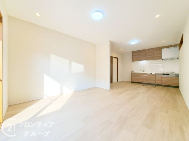 Renovated 3LDK House with 2-Car Parking in Higashiosaka - Thumbnail 4
