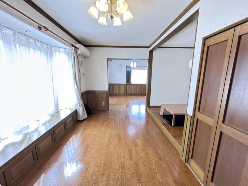 Spacious 6LDK House on Large Corner Lot in Hannan City, Osaka - Thumbnail 3