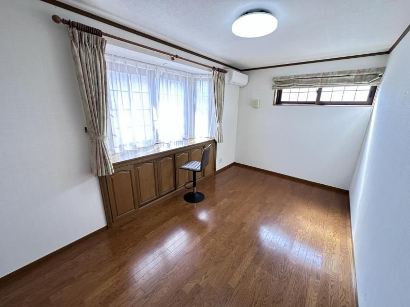 Spacious 6LDK House on Large Corner Lot in Hannan City, Osaka - Thumbnail 4