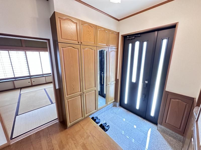 Spacious 6LDK House on Large Corner Lot in Hannan City, Osaka - Thumbnail 2