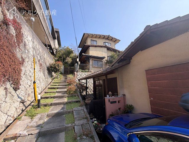 4LDK Detached House for Sale in Koyo-en, Nishinomiya - Thumbnail 2