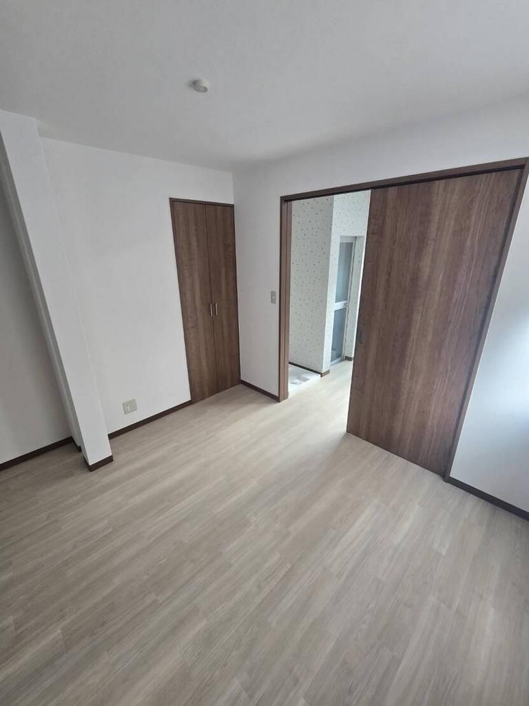 Renovated 2LDK House for Sale Near Higashi-Muko Station - Thumbnail 3