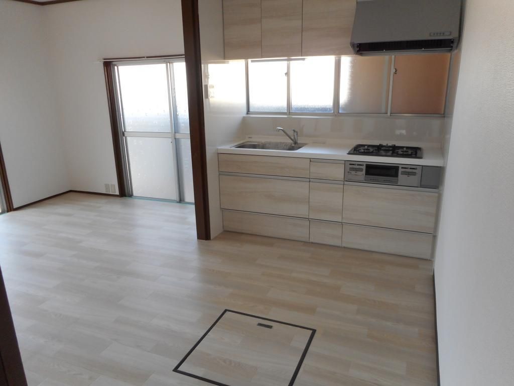 Renovated 3LDK Detached House for Sale near Takasuga Station, Habikino - Thumbnail 2