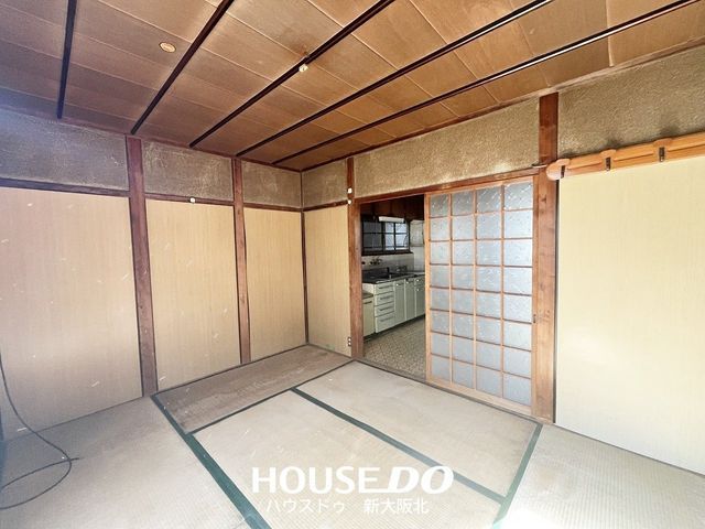 Renovation-Ready 3DK House Near Tsukamoto Station, Osaka - Thumbnail 4