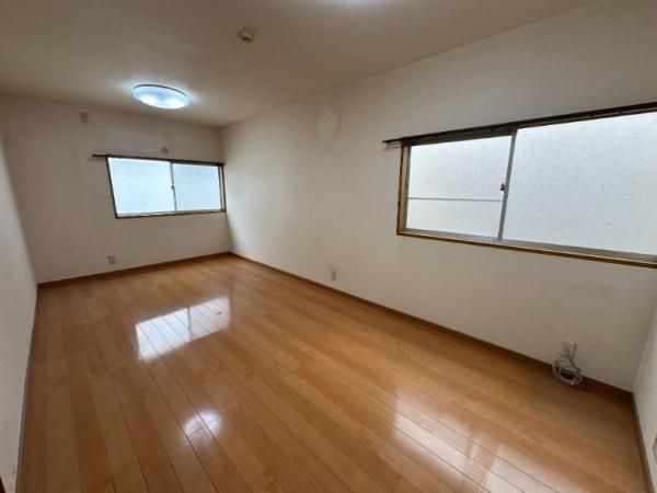 3DK Detached House for Sale near Higashihanazono Station, Higashiosaka - Thumbnail 2