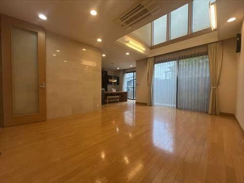 Spacious 3-Story Wooden House for Sale in Abeno, Osaka - Thumbnail 3