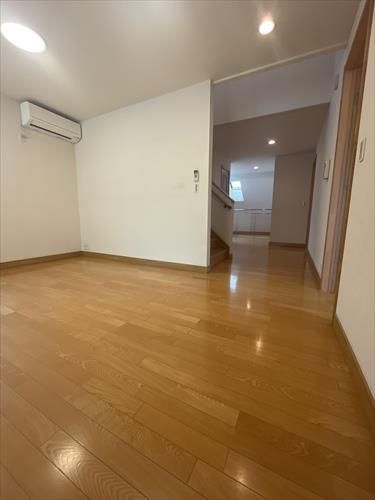 Spacious 3-Story Wooden House for Sale in Abeno, Osaka - Thumbnail 2