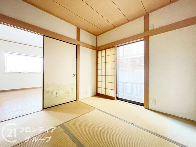 4LDK Detached House for Sale in Hirakata, Osaka - Thumbnail 2