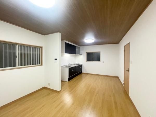 Renovated 4LDK Detached House for Sale in Moriguchi, Osaka - Thumbnail 3