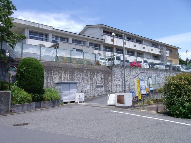 Modern 4SLDK House for Sale in Hashimoto, Wakayama - Thumbnail 3