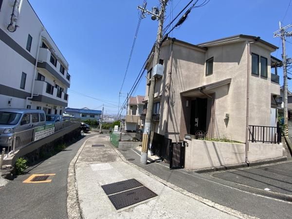 4LDK Corner Lot House for Sale in Higashiosaka, Osaka - Thumbnail 2