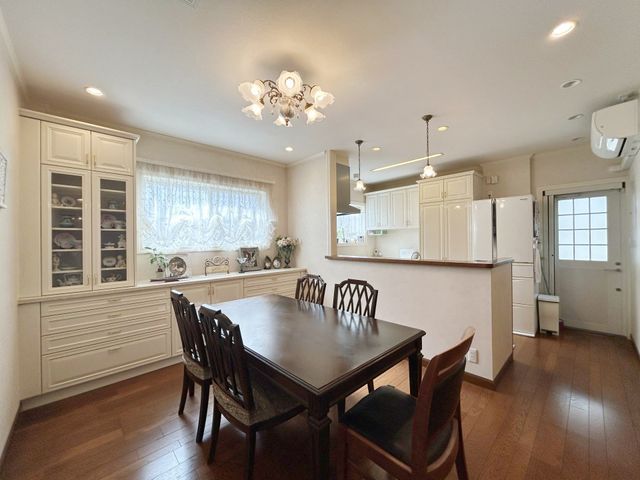 Reinforced Concrete Western-Style House in Kobe Chuo Ward - Thumbnail 3