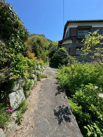 Spacious 11DK Wooden House on 5213 sqm Land in Hofu, Yamaguchi - Thumbnail 3