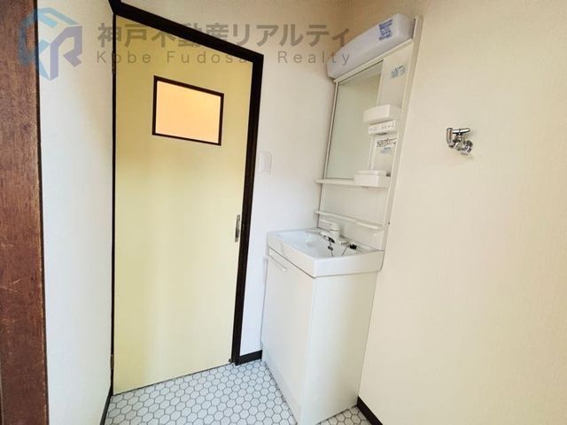 Renovated 2LDK House for Sale in Kitamaiko, Kobe - Thumbnail 2