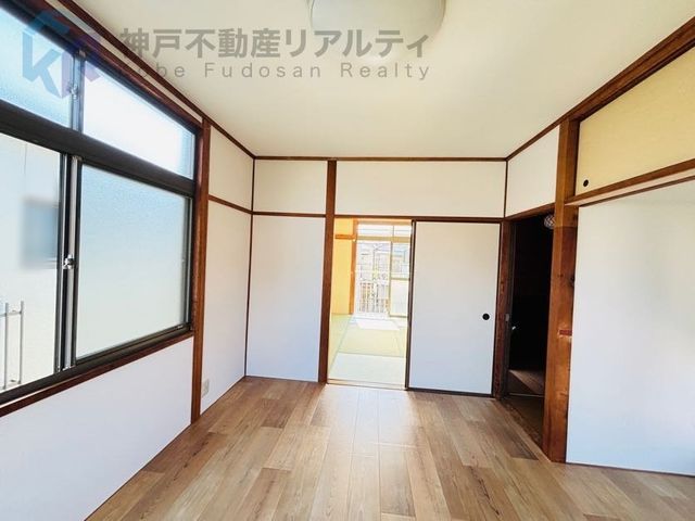 Renovated 2LDK House for Sale in Kitamaiko, Kobe - Thumbnail 4