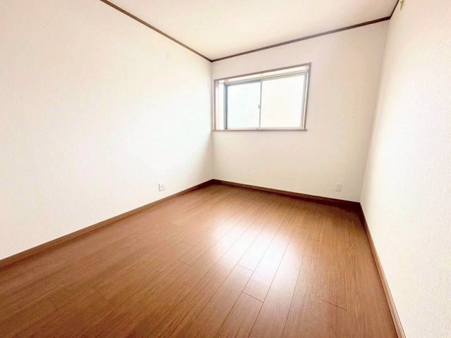 5LDK Corner House for Sale in Higashiyodogawa-ku, Osaka - Thumbnail 4