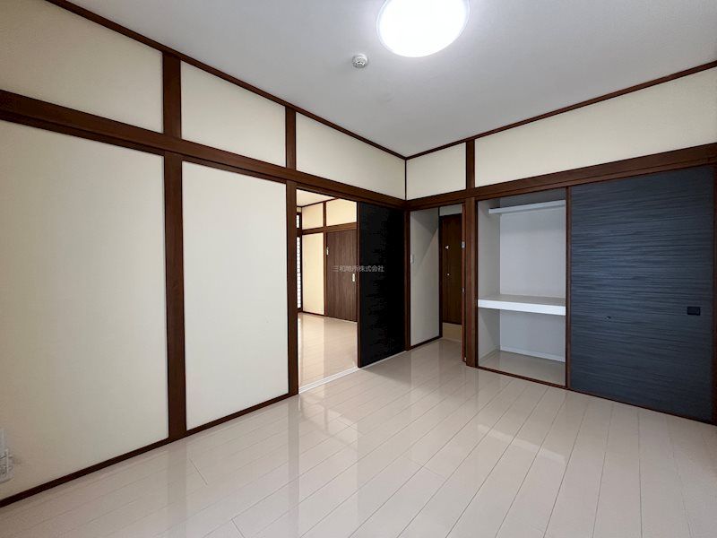 Spacious 4SLDK House with Solar Power & Parking for 5 in Shimonoseki - Thumbnail 4