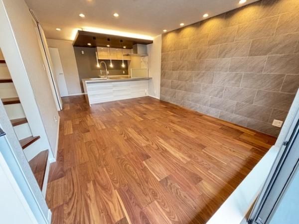 3LDK Detached House for Sale in Daito City, Osaka - Thumbnail 2