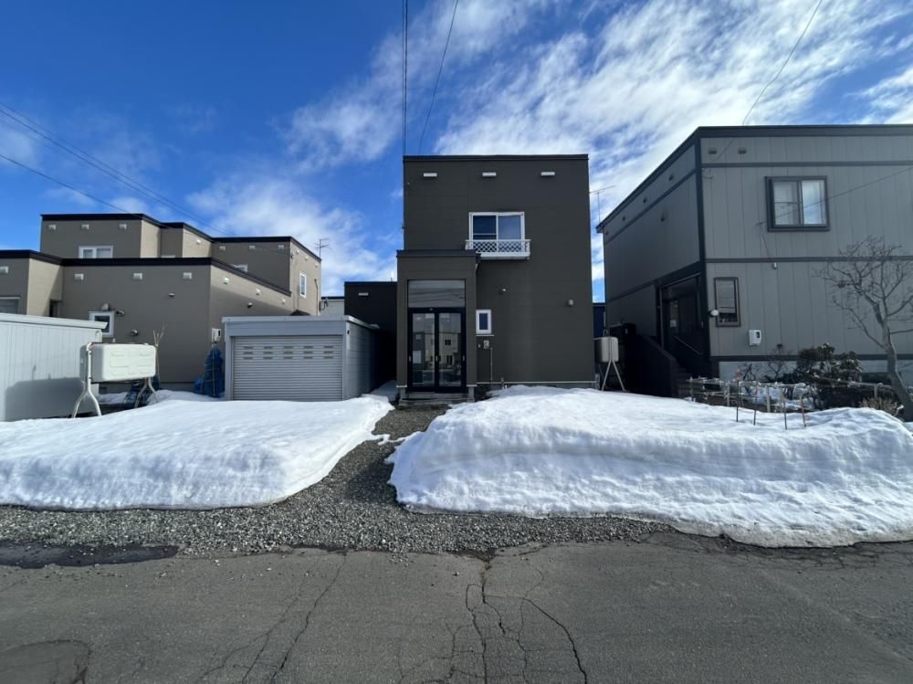 4LDK House for Sale in Ebetsu, Hokkaido with 3-Car Parking - Thumbnail 2