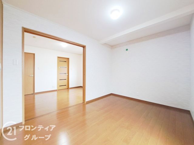 Renovated 2LDK Corner House Near Fuse Station, Higashiosaka - Thumbnail 4
