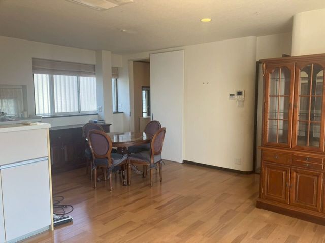 6LDK Family House for Sale in Kishiwada, Osaka with 8-Car Parking - Thumbnail 4