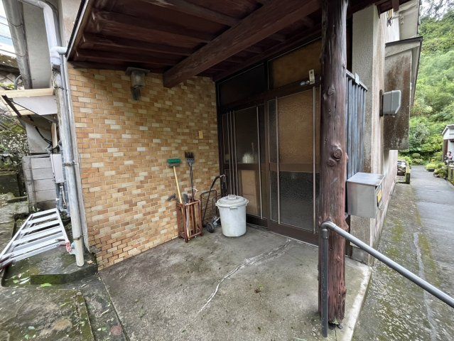 Spacious 2-Story Home with Large Garden in Kagoshima City - Thumbnail 3