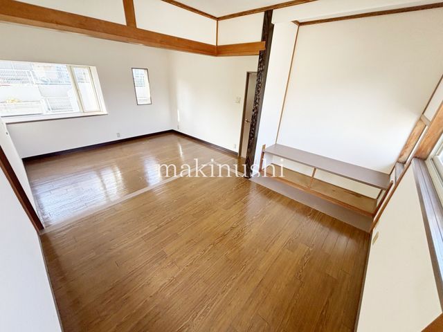 Renovated 9SLDK Family Home with Garage in Habikino, Osaka - Thumbnail 2