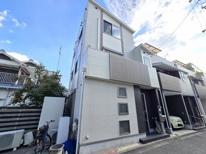 4LDK Detached House for Sale in Yodogawa Ward, Osaka - Thumbnail 2