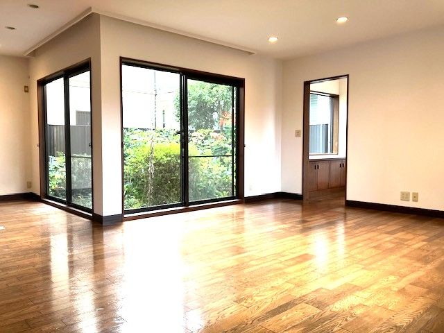 Renovated 4LDK House with 3 Parking Spaces in Kobe Suma - Thumbnail 3