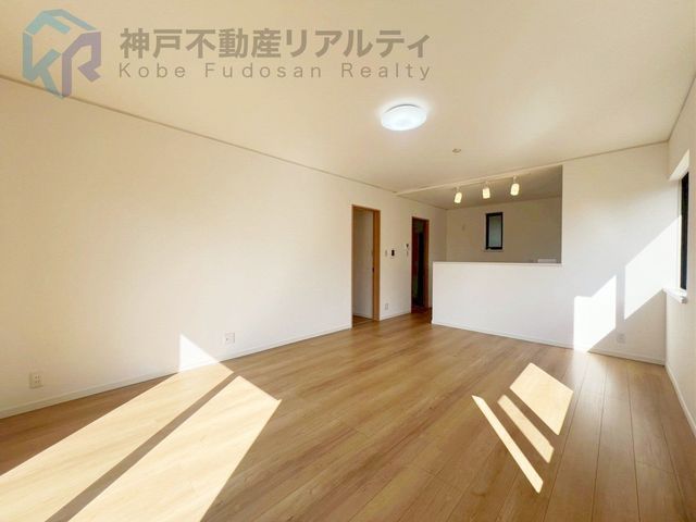 Renovated 4LDK House in Kobe Tamatsu Ward with Garden & Parking - Thumbnail 4