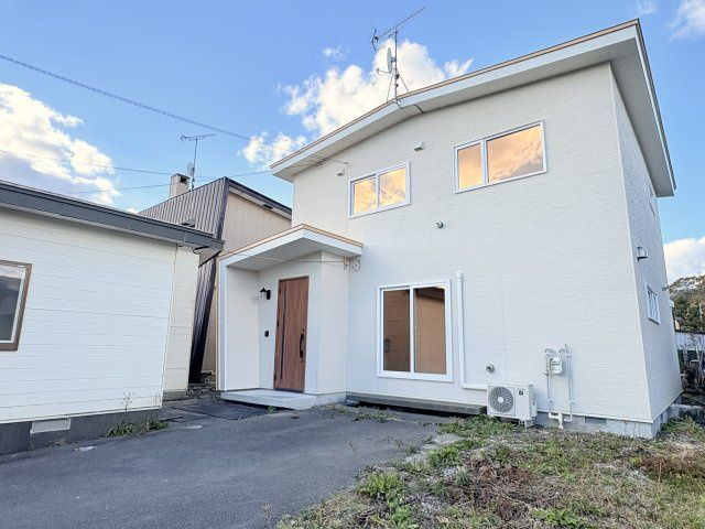Renovated 6LDK House with 4-Car Parking in Tomakomai, Hokkaido - Thumbnail 3