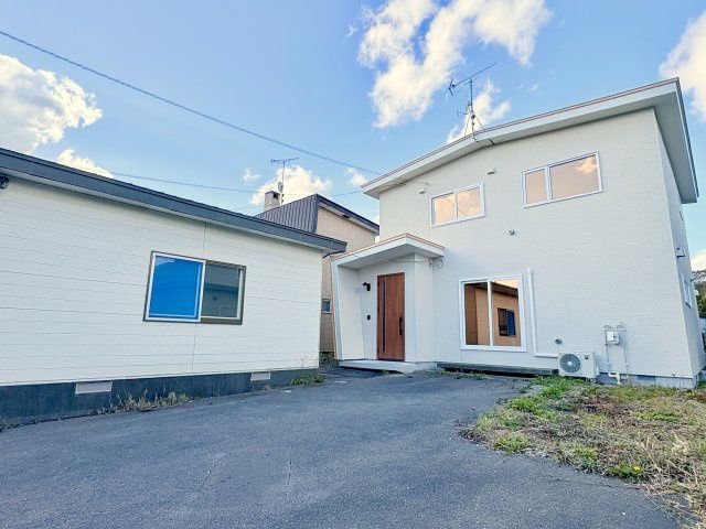 Renovated 6LDK House with 4-Car Parking in Tomakomai, Hokkaido - Thumbnail 2