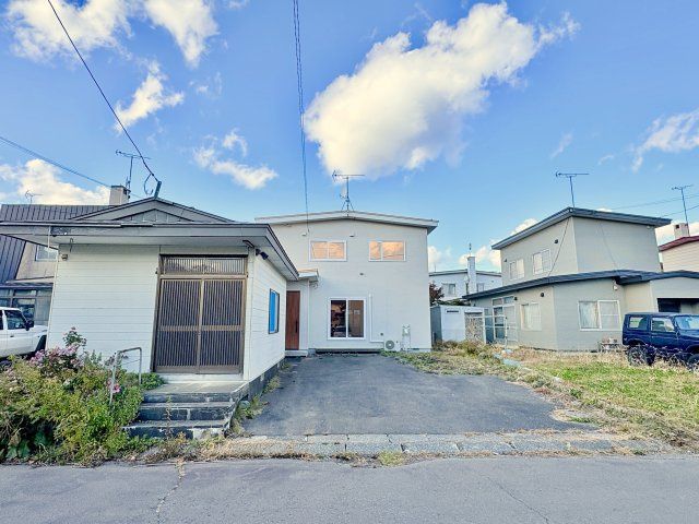 Renovated 6LDK House with 4-Car Parking in Tomakomai, Hokkaido - Thumbnail 4
