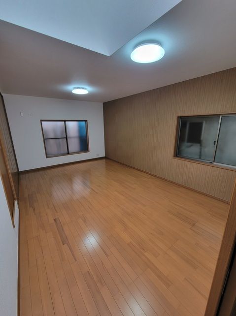 2LDK Wooden House for Sale Near Bentencho Station, Osaka - Thumbnail 3