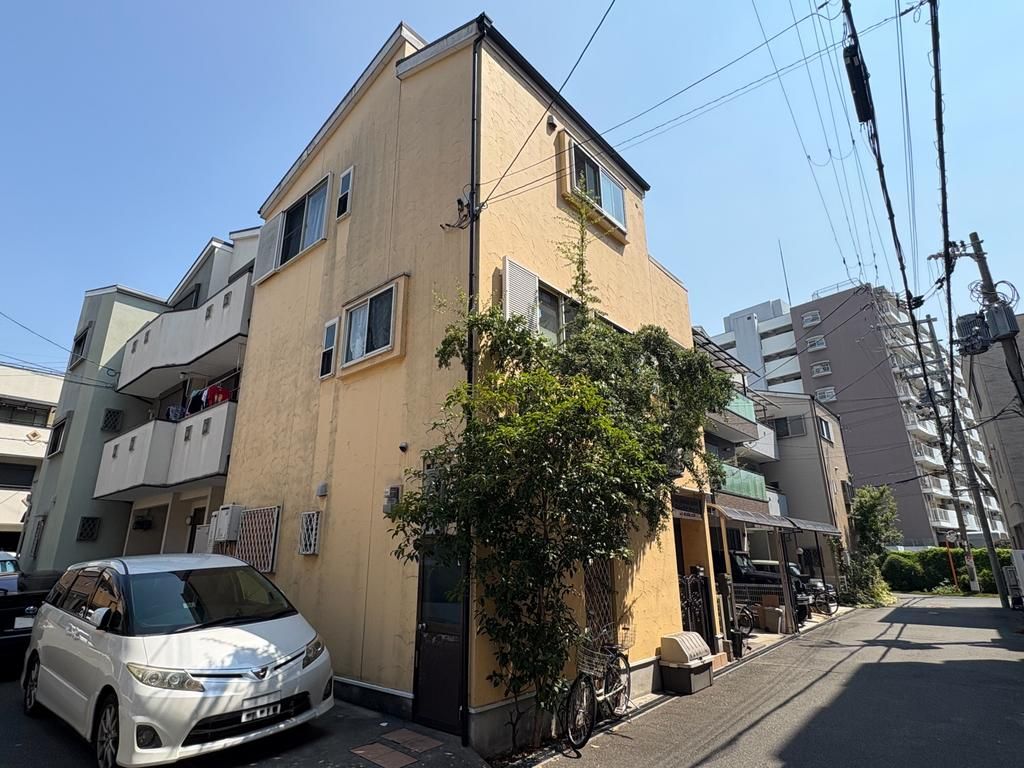 5LDK Detached House in Osaka Kita Ward with Retro-Modern Design - Thumbnail 2