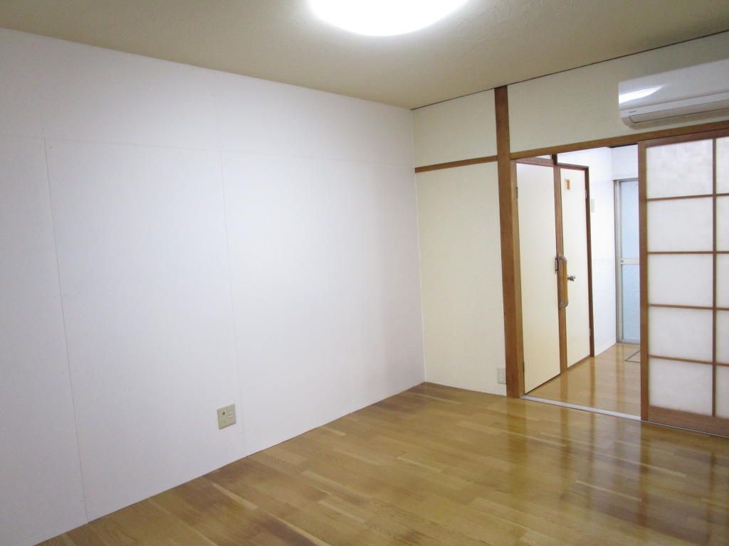 Renovated 2LDK Townhouse for Sale in Matsubara, Osaka - Thumbnail 2
