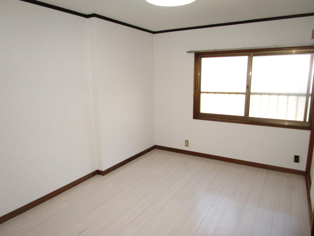 Renovated 2LDK Townhouse for Sale in Matsubara, Osaka - Thumbnail 3