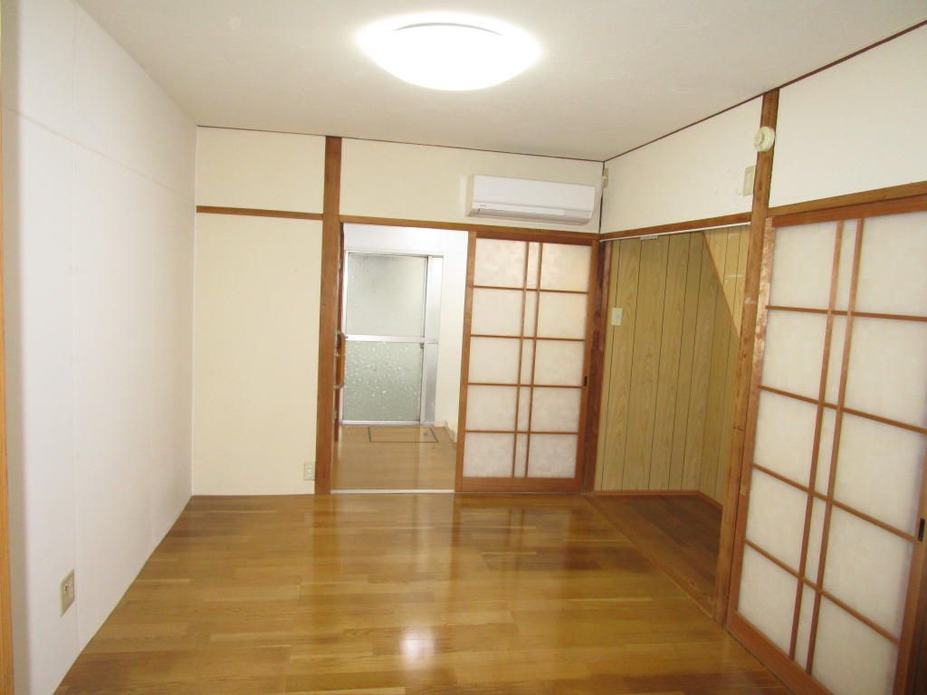Renovated 2LDK Townhouse for Sale in Matsubara, Osaka - Thumbnail 4