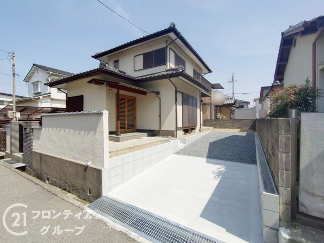 重厚感ある4LDK中古戸建て｜加古川市平岡町新在家 - Thumbnail 2