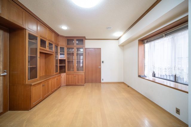 6LDK Spacious Family Home for Sale in Kobe's Higashinada Ward - Thumbnail 4