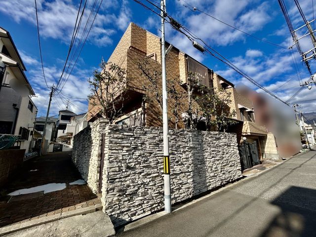 6LDK Spacious Family Home for Sale in Kobe's Higashinada Ward - Thumbnail 2