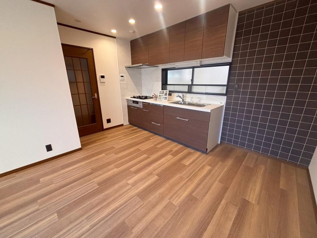 Renovated 5LDK House with 2 Car Parks Near Doi Station, Moriguchi - Thumbnail 4