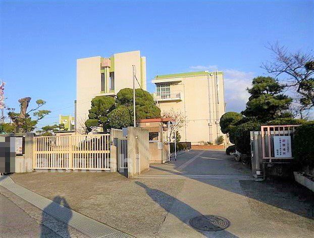 4DK House for Sale in Matsubara City, Osaka - Thumbnail 2